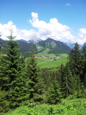 Blick auf das Bergdorf Berwang