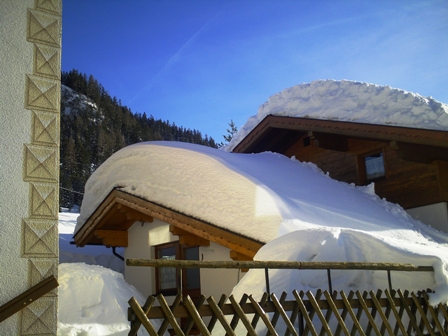 Eingeschneites Haus Steinkarblick und Berghusl -  Berwang Rinnen Tirol